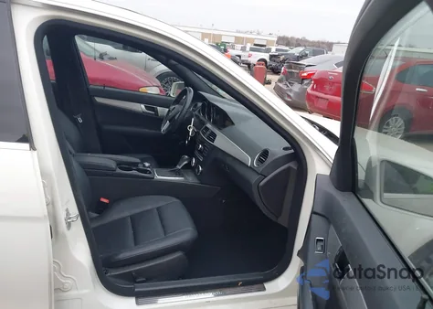 2012 Mercedes-Benz C 250 Sport z USA, uszkodzony, nr VIN WDDGF4HB3CR217557